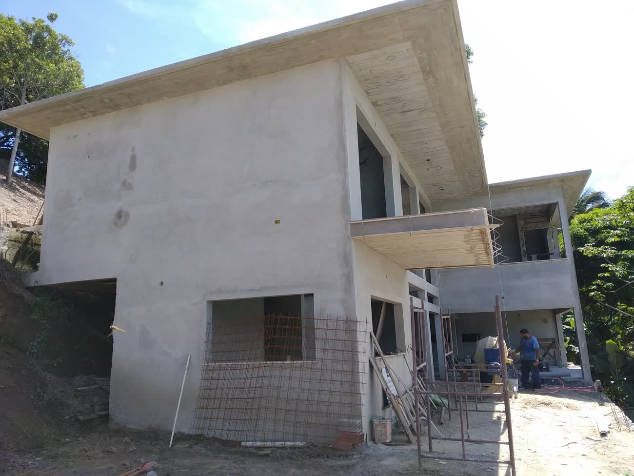 Residência de alto padrão em fase estrutural, com laje em balanço em concreto aparente, em São Sebastião
