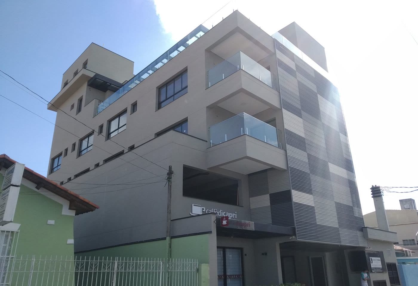 Fachada do edifício Lodumor Center em Caçapava, obra concluída